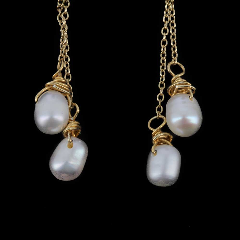 Long gilt earrings with pearls