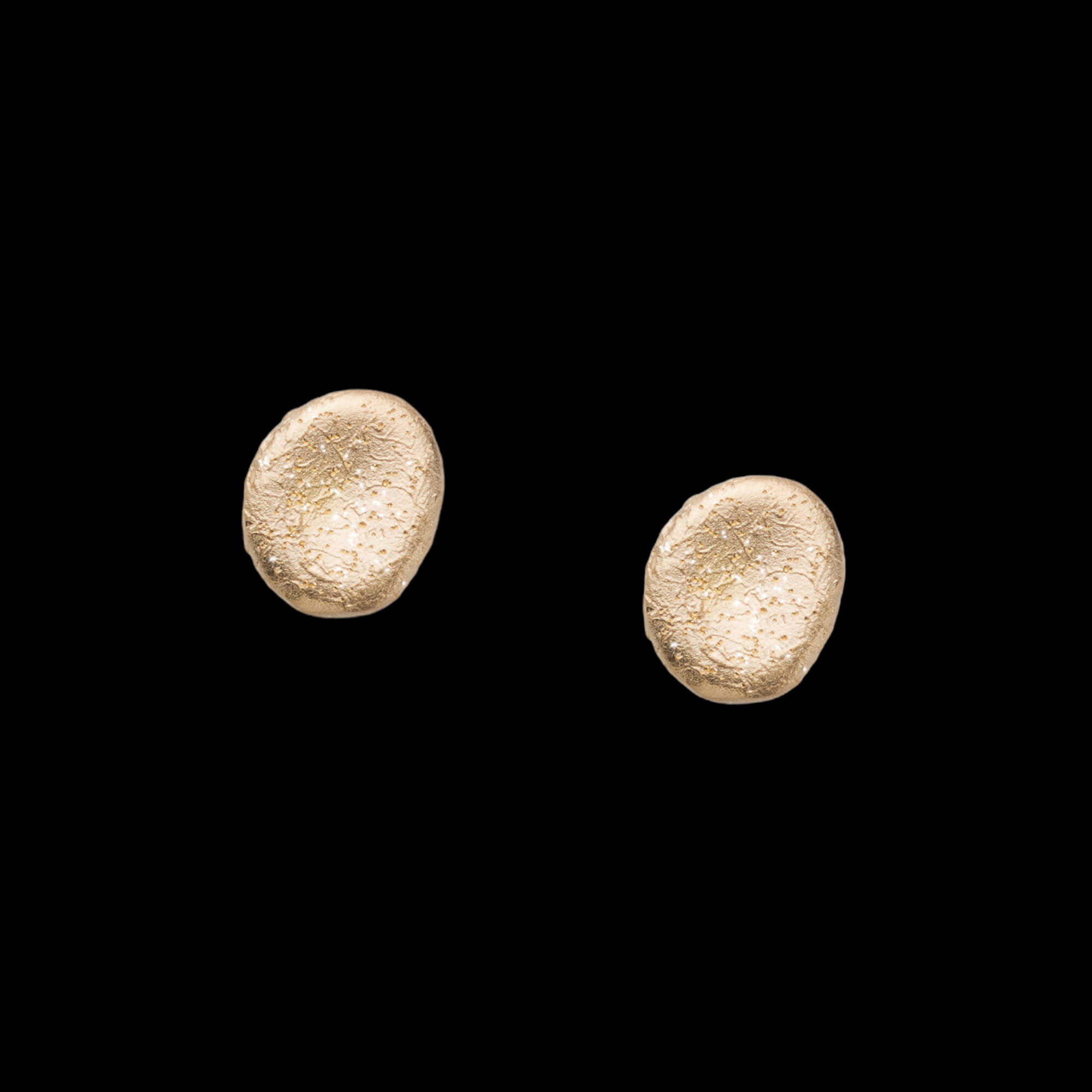 Vergulde kleine en ovaalvormige oorbellen, gediamanteerd