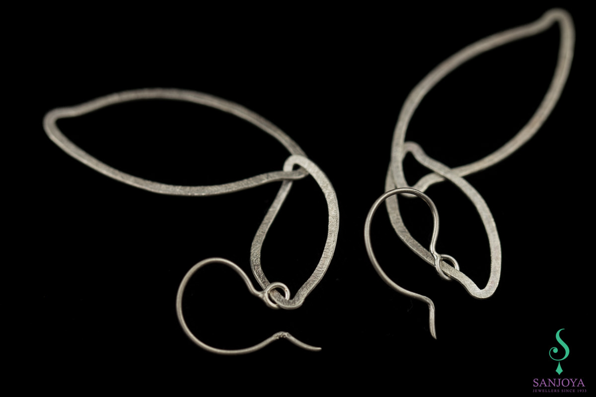 ORI0117002 - Zilveren en gematteerde open schakel oorbellen