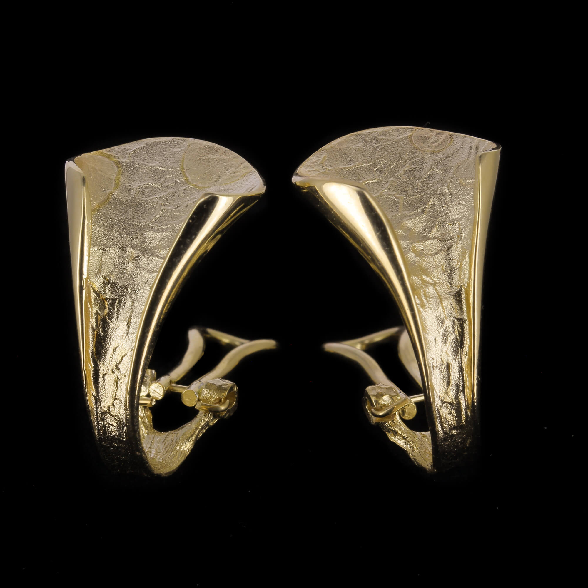 Gold-plated and polished earrings in V-form