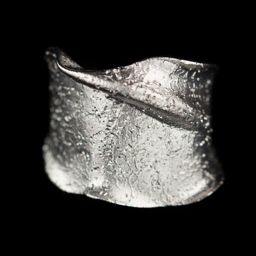 Zilveren ring, smal en gediamanteerd