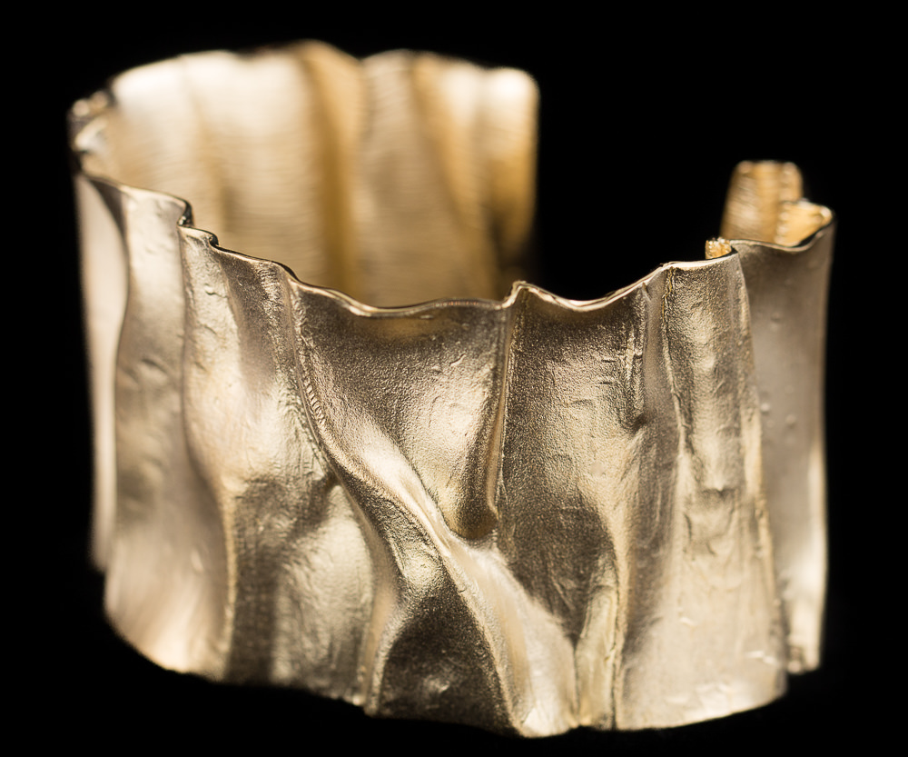 Broader folded bracelet in matt gold plated silver