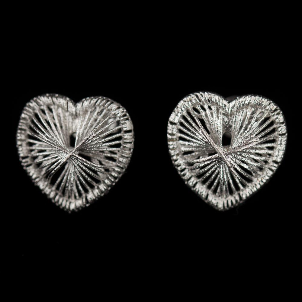 EK0217002 - Bewerkte lichtgrijze hartjes oorbellen van sterling zilver