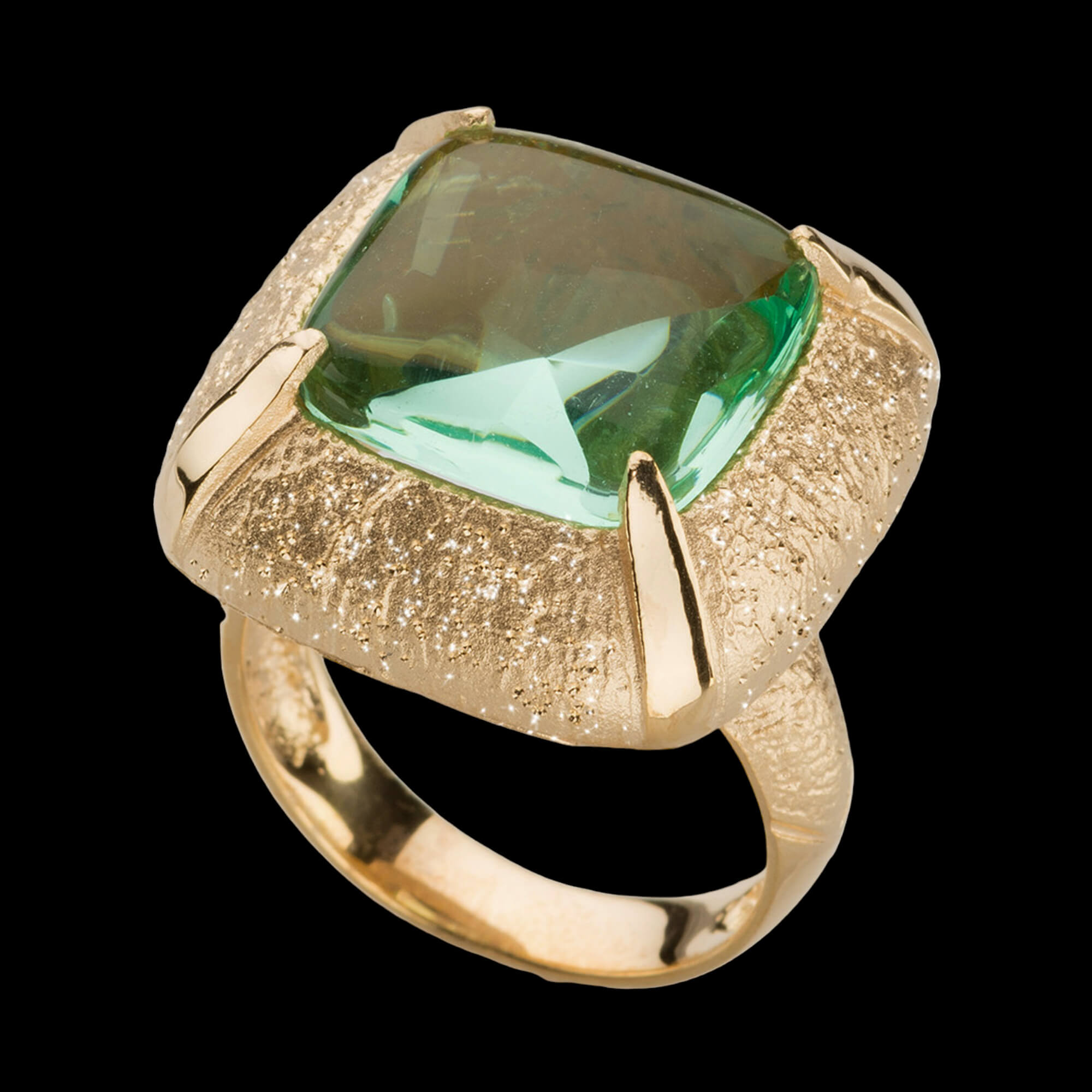 Vergulde vierkantvormige ring met een groene steen