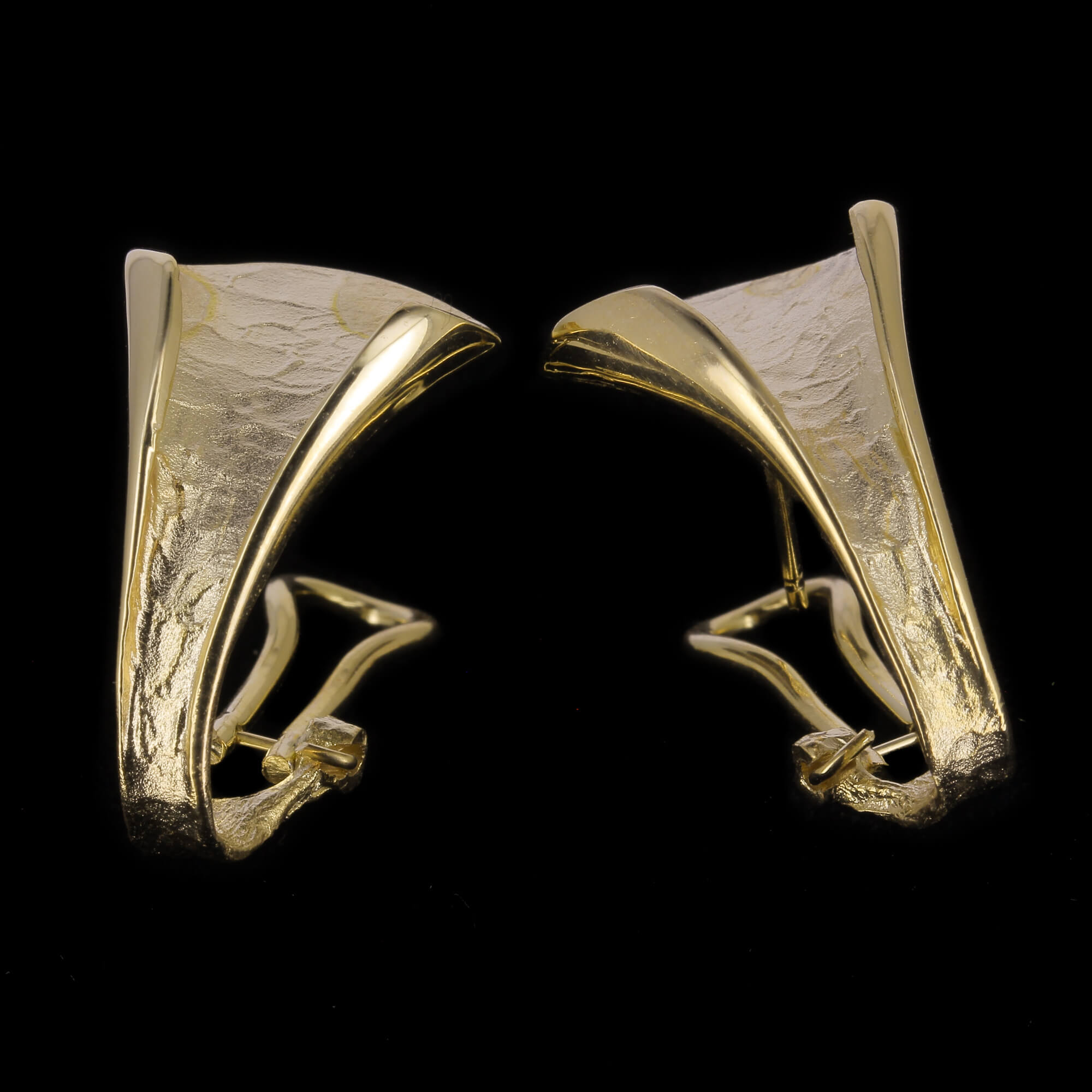 Gold-plated and polished earrings in V-form