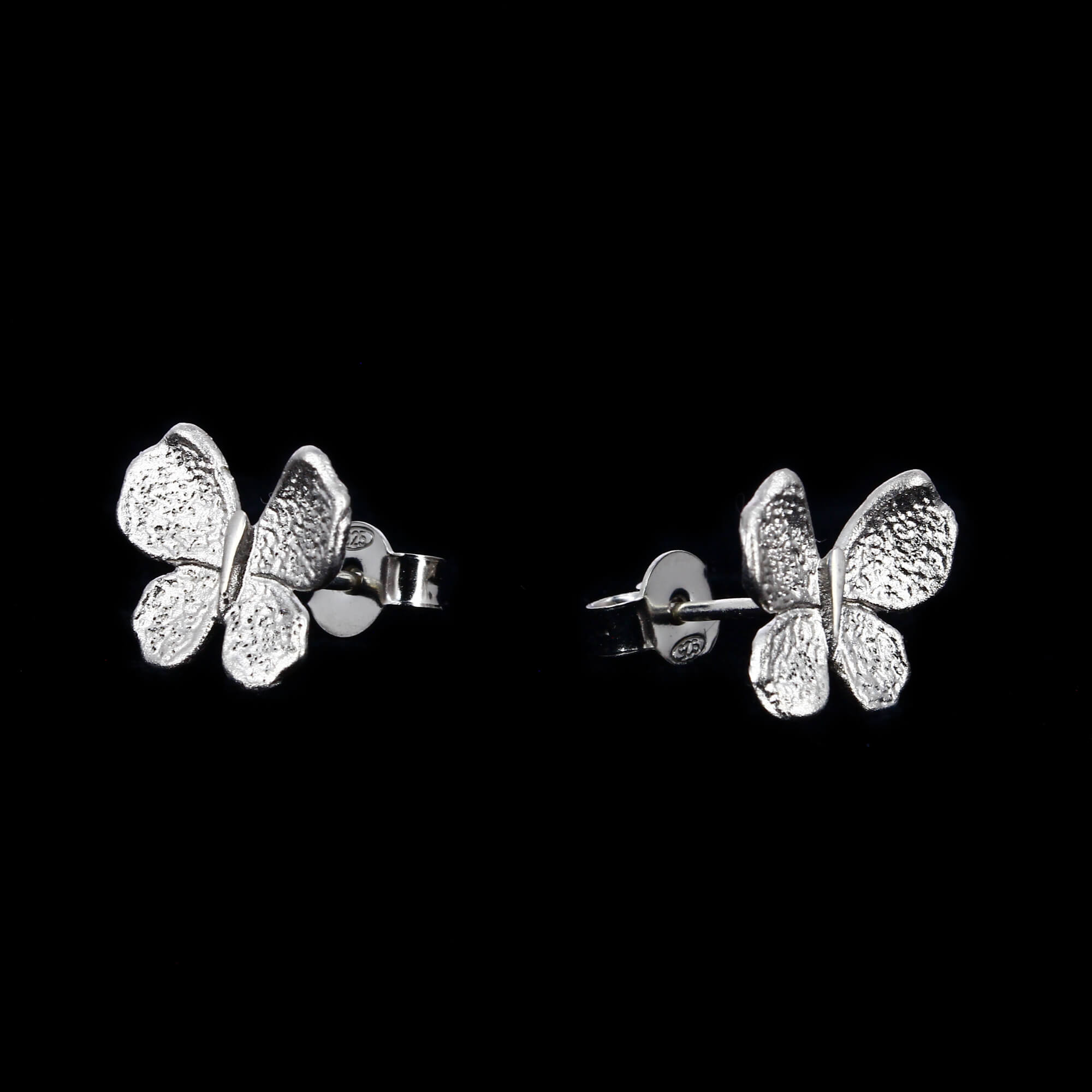 Zilveren mini vlinder oorbellen