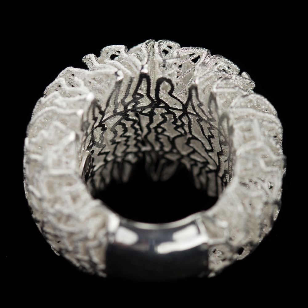 EK1016001 - Witte openbewerkte ring