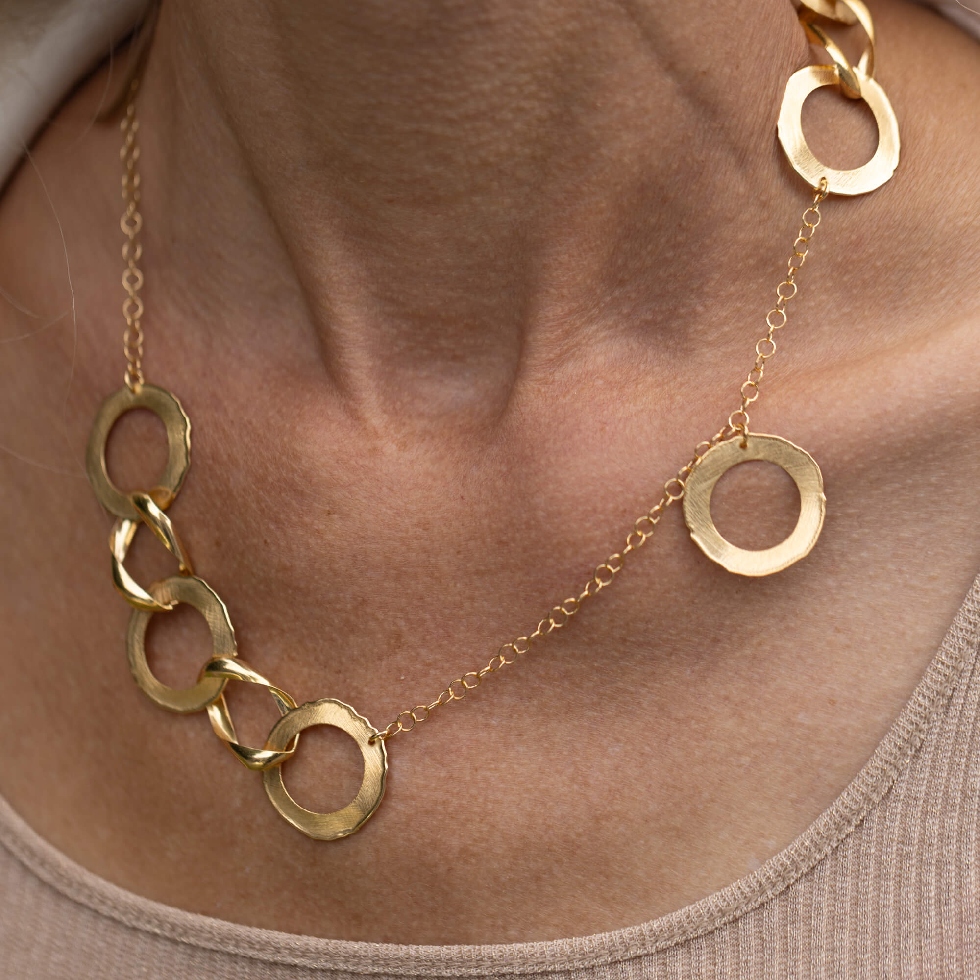 Refined and gold-plated chain with single round links