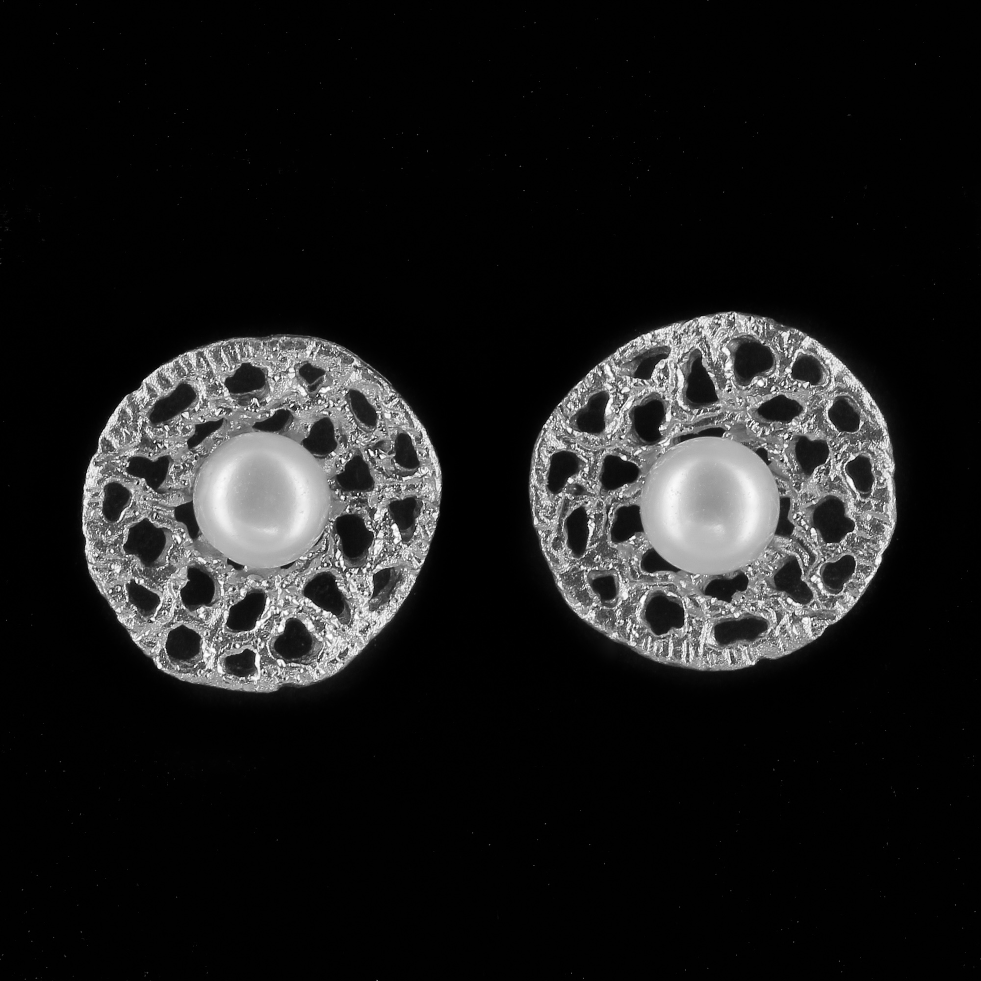 L0921001 - Bewerkte zilveren oorbelletjes met een pareltje