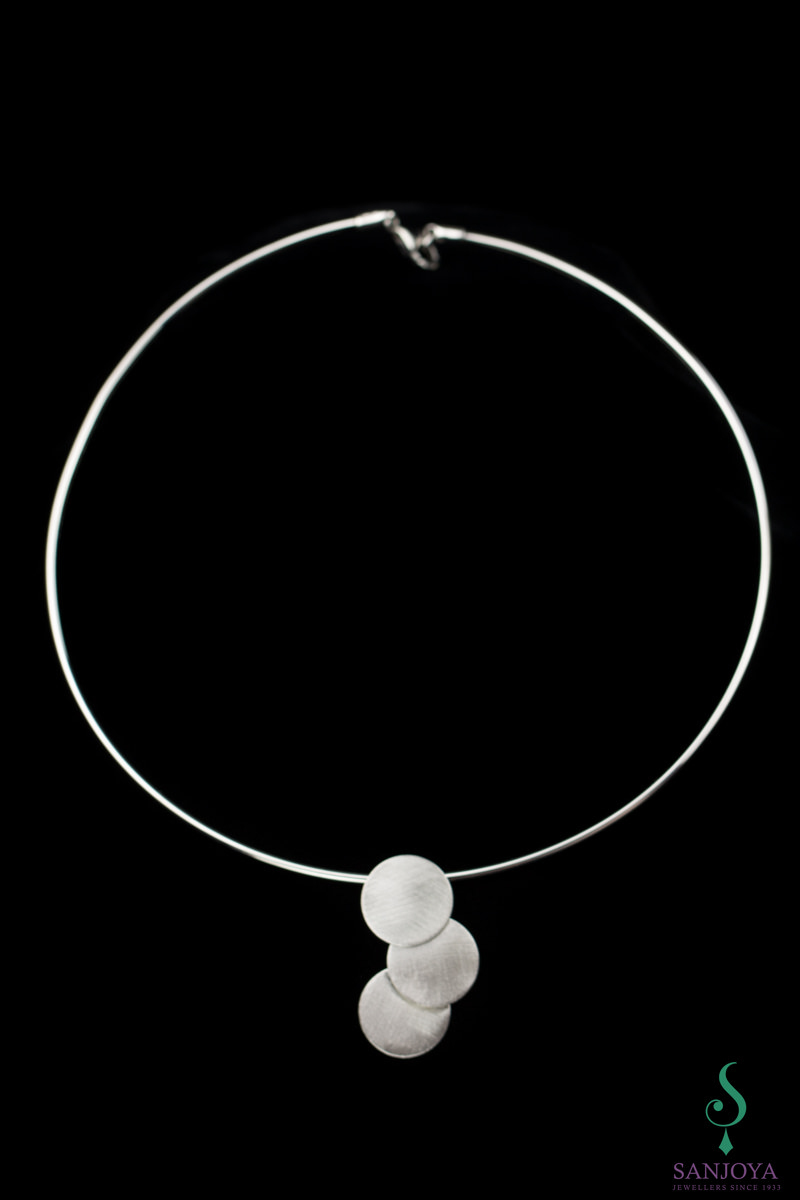 OGI0617001 - Stijve zilveren ketting met hanger van matte cirkels