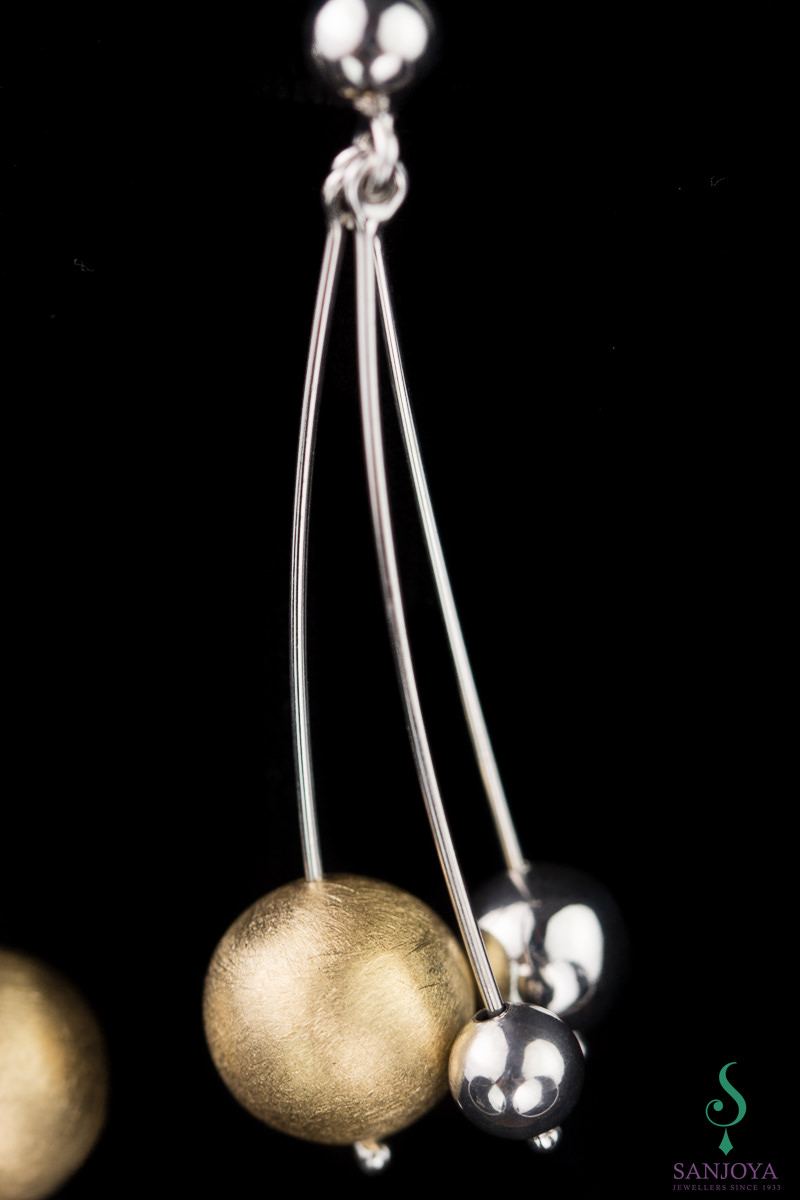 OGI1018005 - Tweekleurige zilveren lange oorbellen met versiering