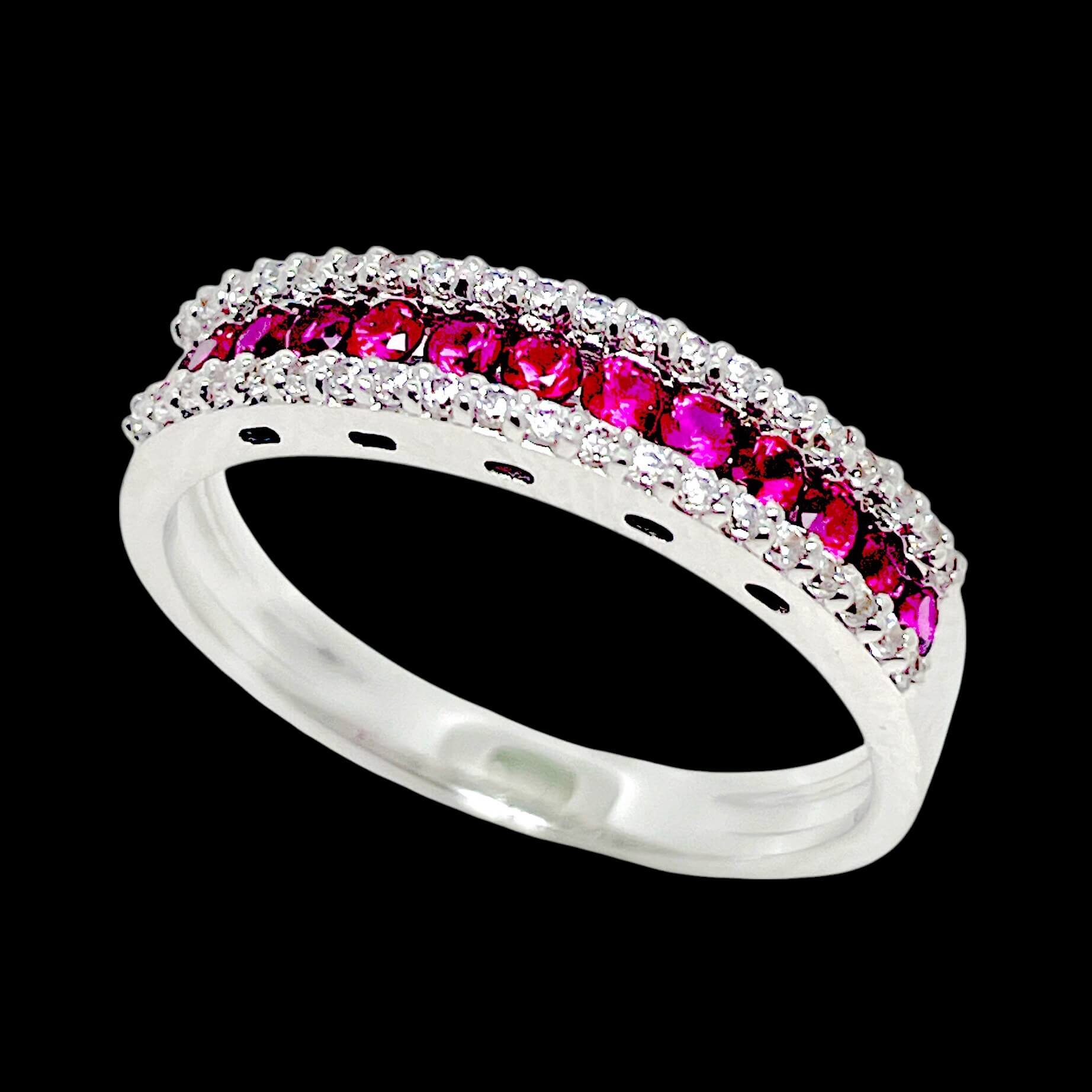 Bague en or blanc 18kt avec rubis et diamants