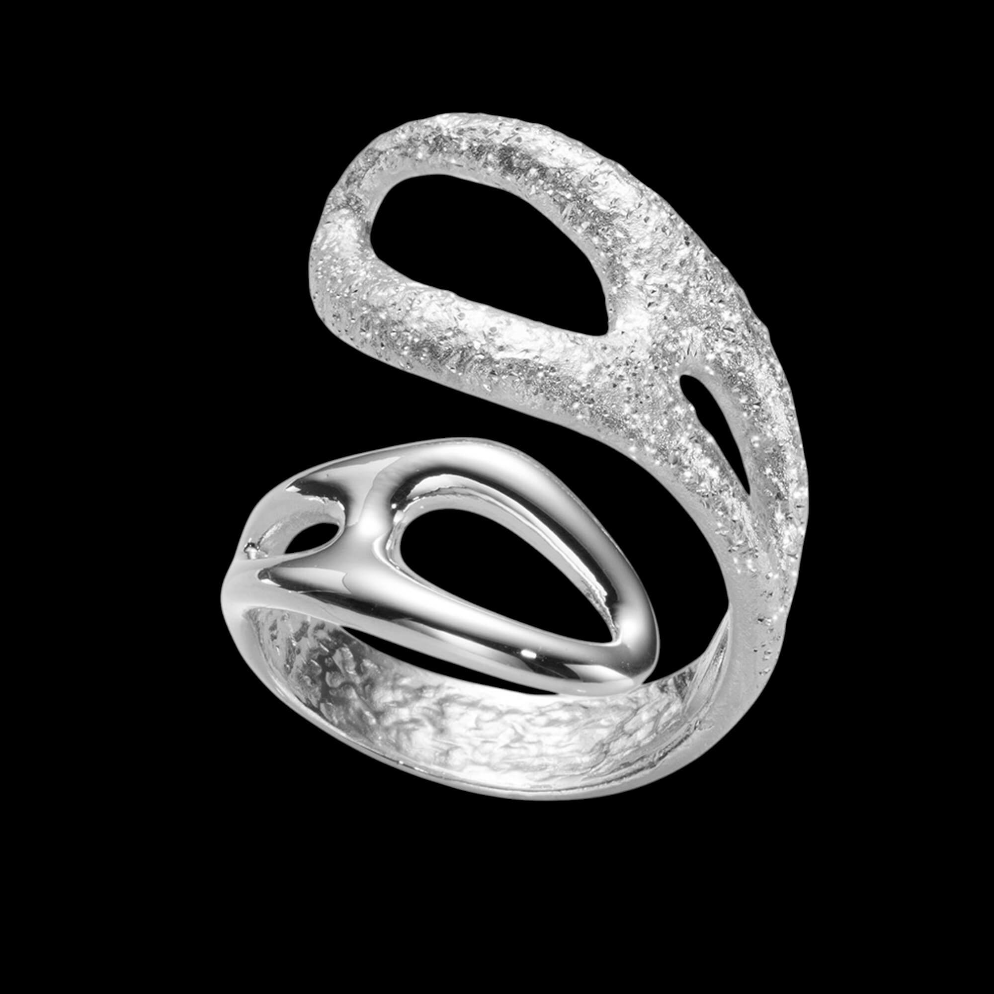 Bague en argent à motif de volutes et de maillons
