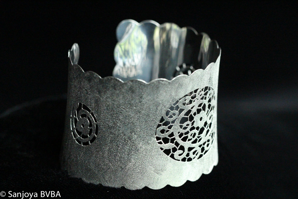Italian cuff bracelet in sterling silver with lacy ornament centre