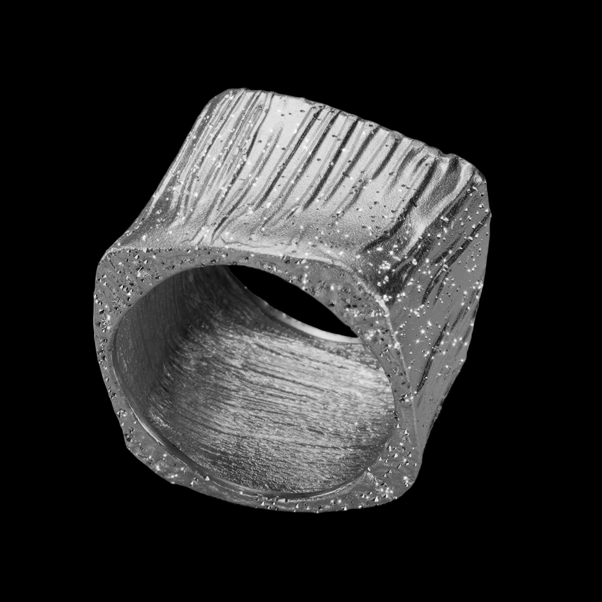 Zilvergrijze ring vierkantvormig en gediamanteerd