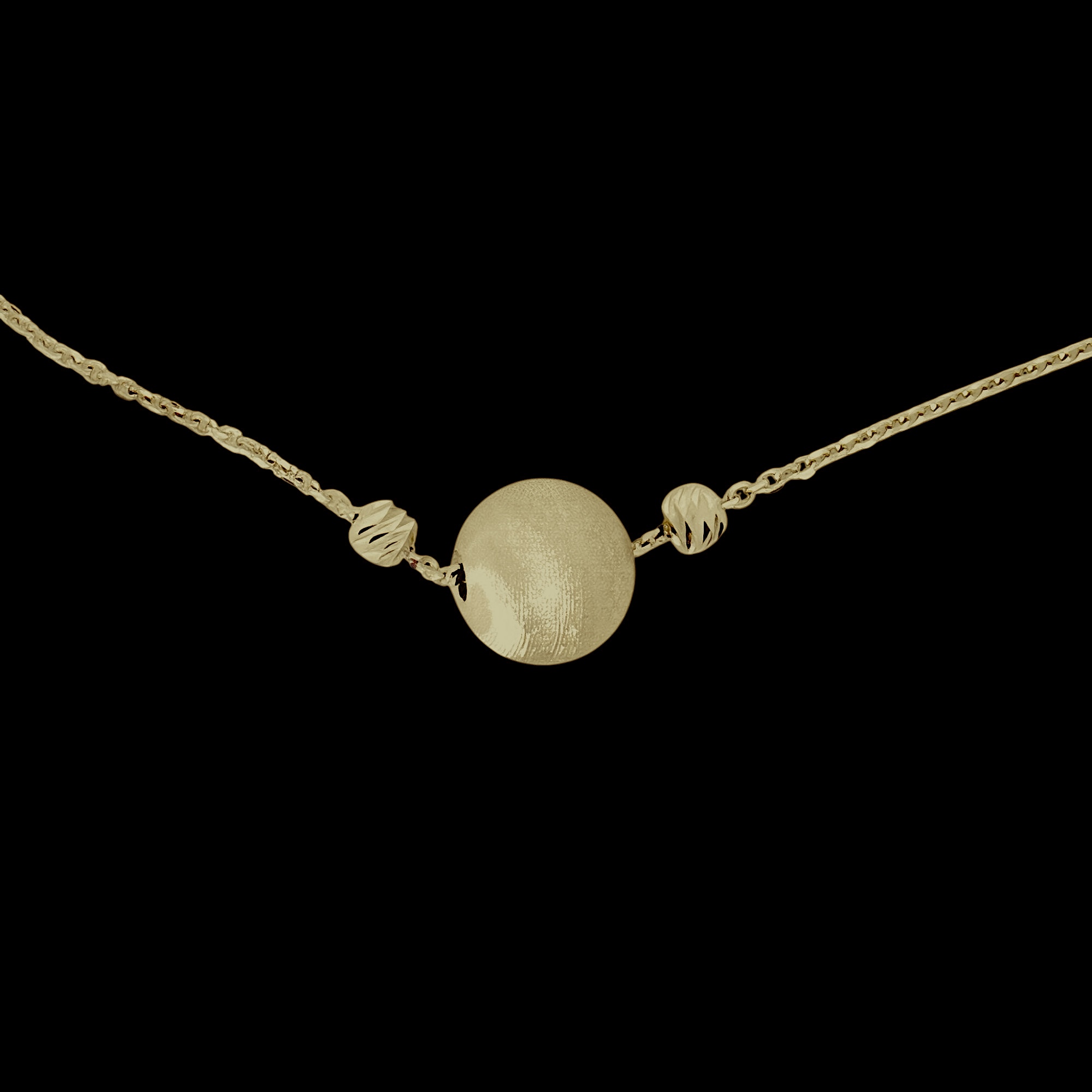 Korte vergulde ketting met een mat bolvormige hanger