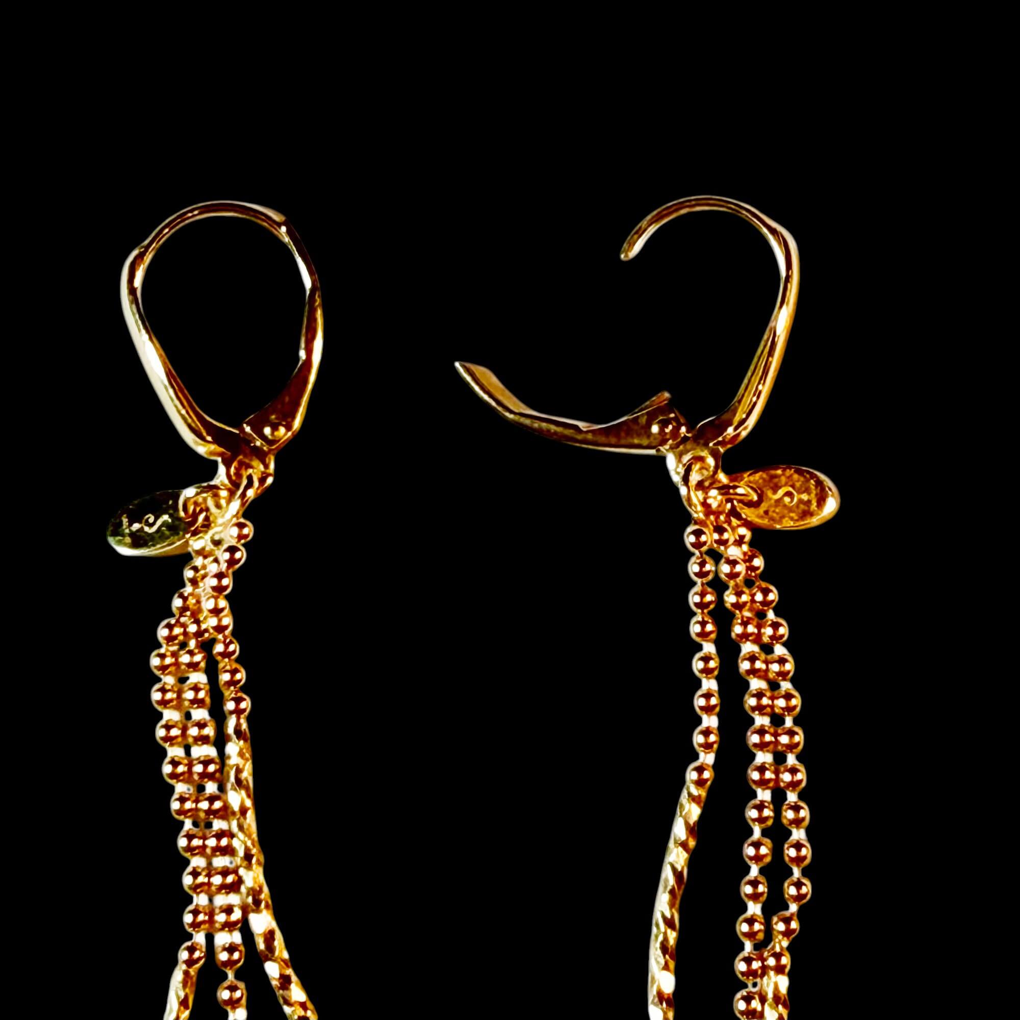 Longues boucles d’oreilles dorées pendantes à trois rangs
