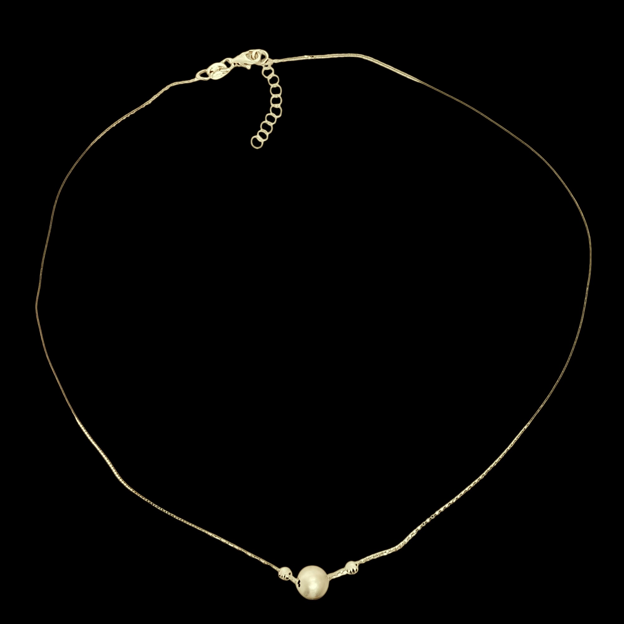 Korte vergulde ketting met een mat bolvormige hanger