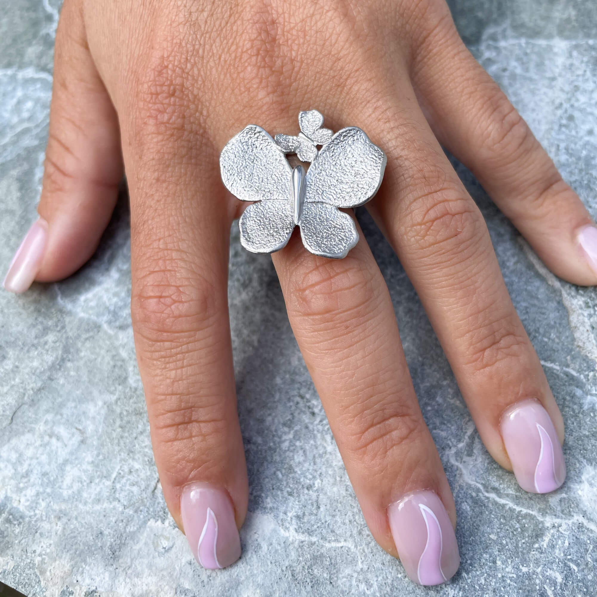 Schitterende en grote zilveren vlinder ring