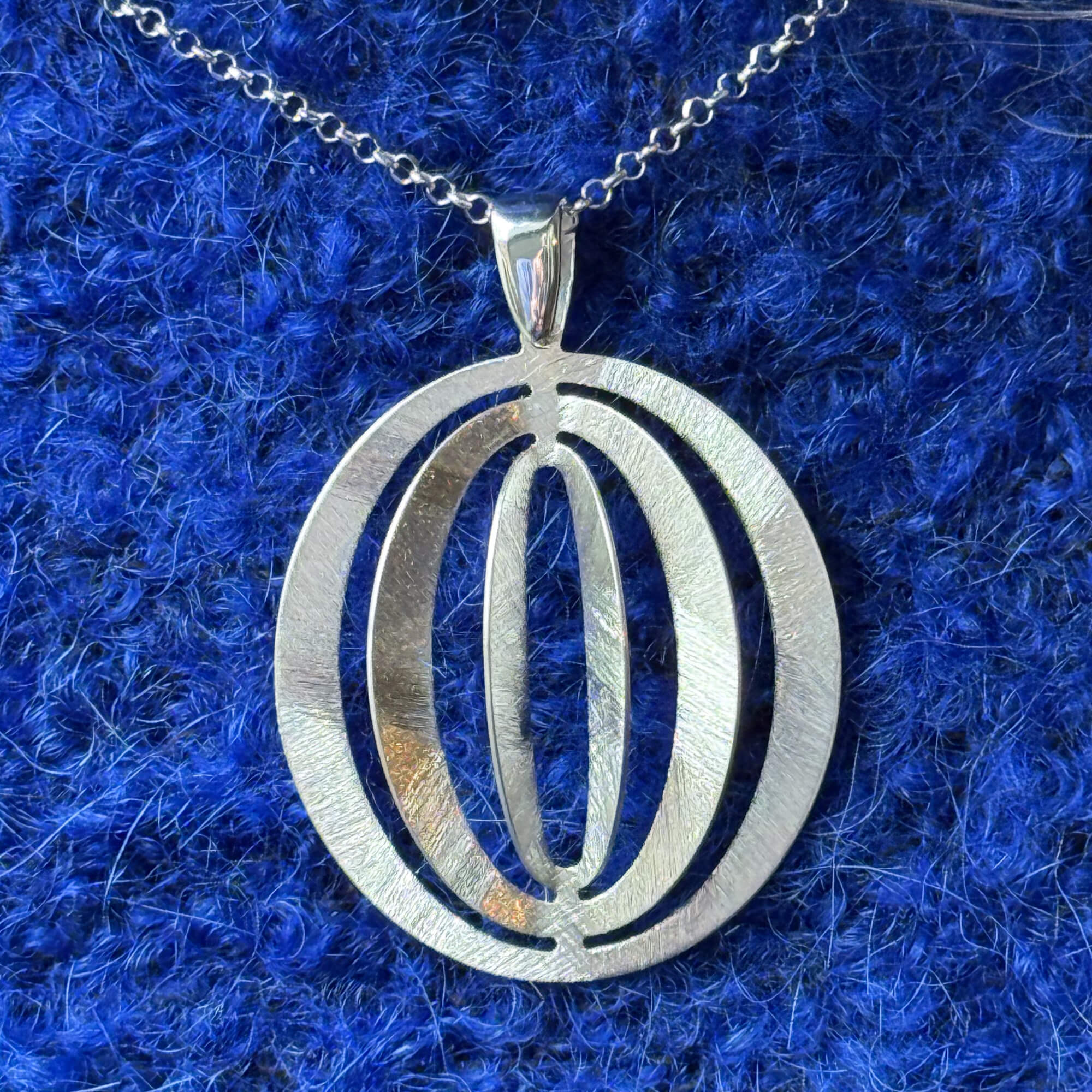 Collier en argent avec pendentif ajouré