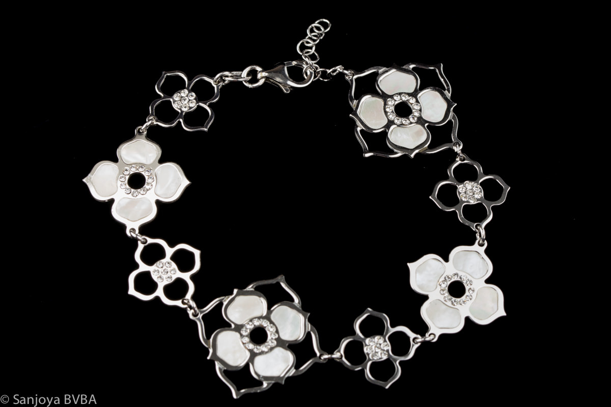 Flower designed silver bracelet with mother of pearl