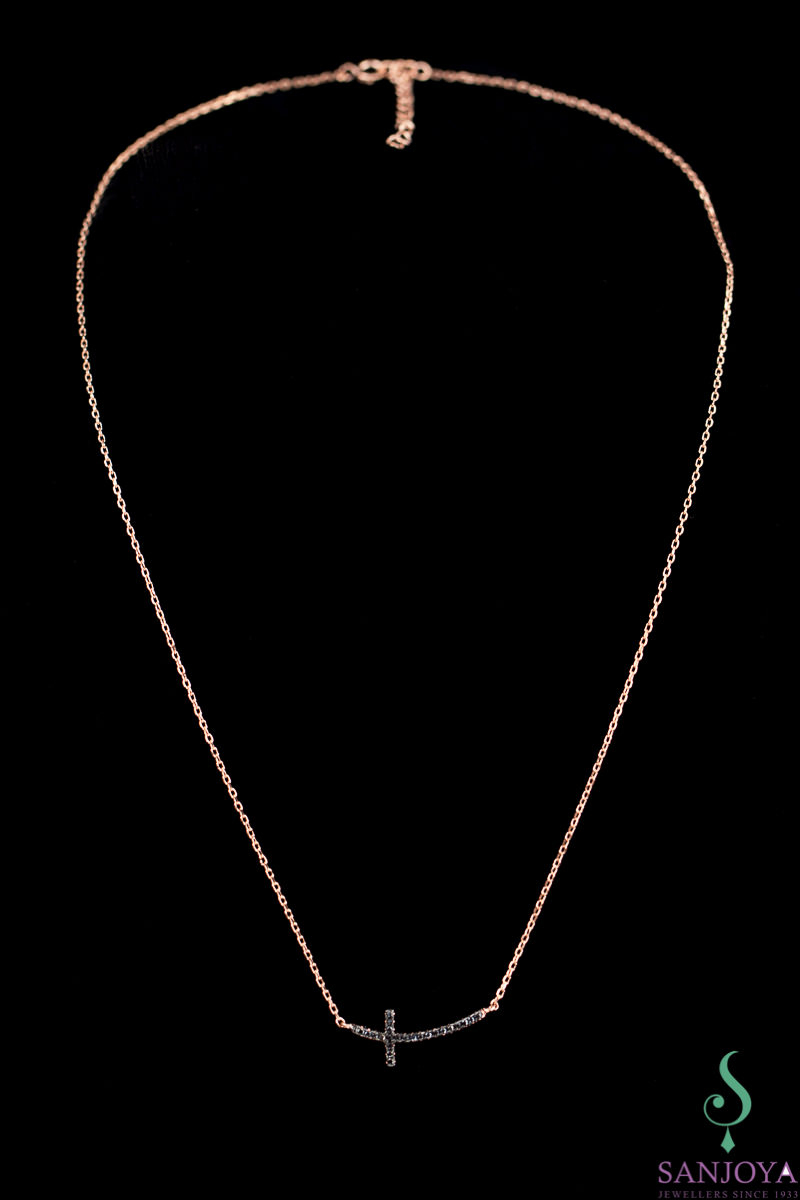 OX0216006 - Rosé ketting met een kruisje van zwarte zirkonia steentjes