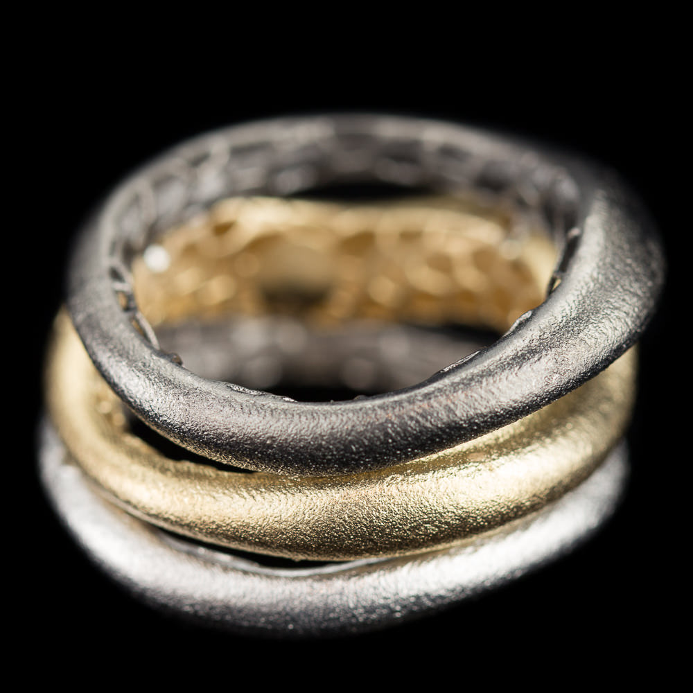 Bijzondere driekleurige gematteerde zilveren ring