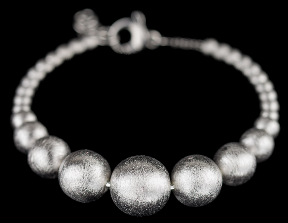 Zilveren armband met kleine en grotere bollen
