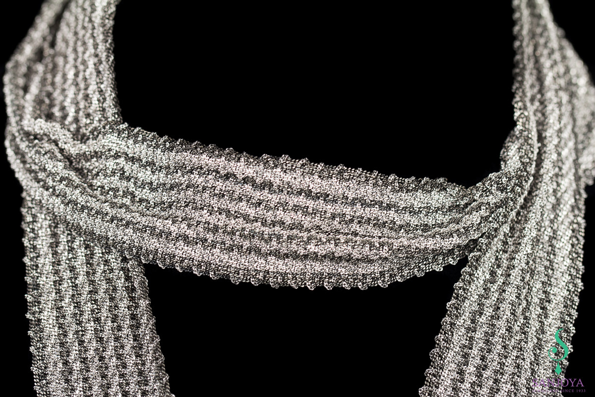 Silver striped scarf necklace 'eye catcher'