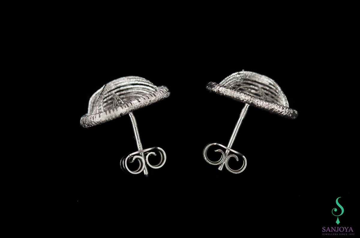 EK0217002 - Bewerkte lichtgrijze hartjes oorbellen van sterling zilver