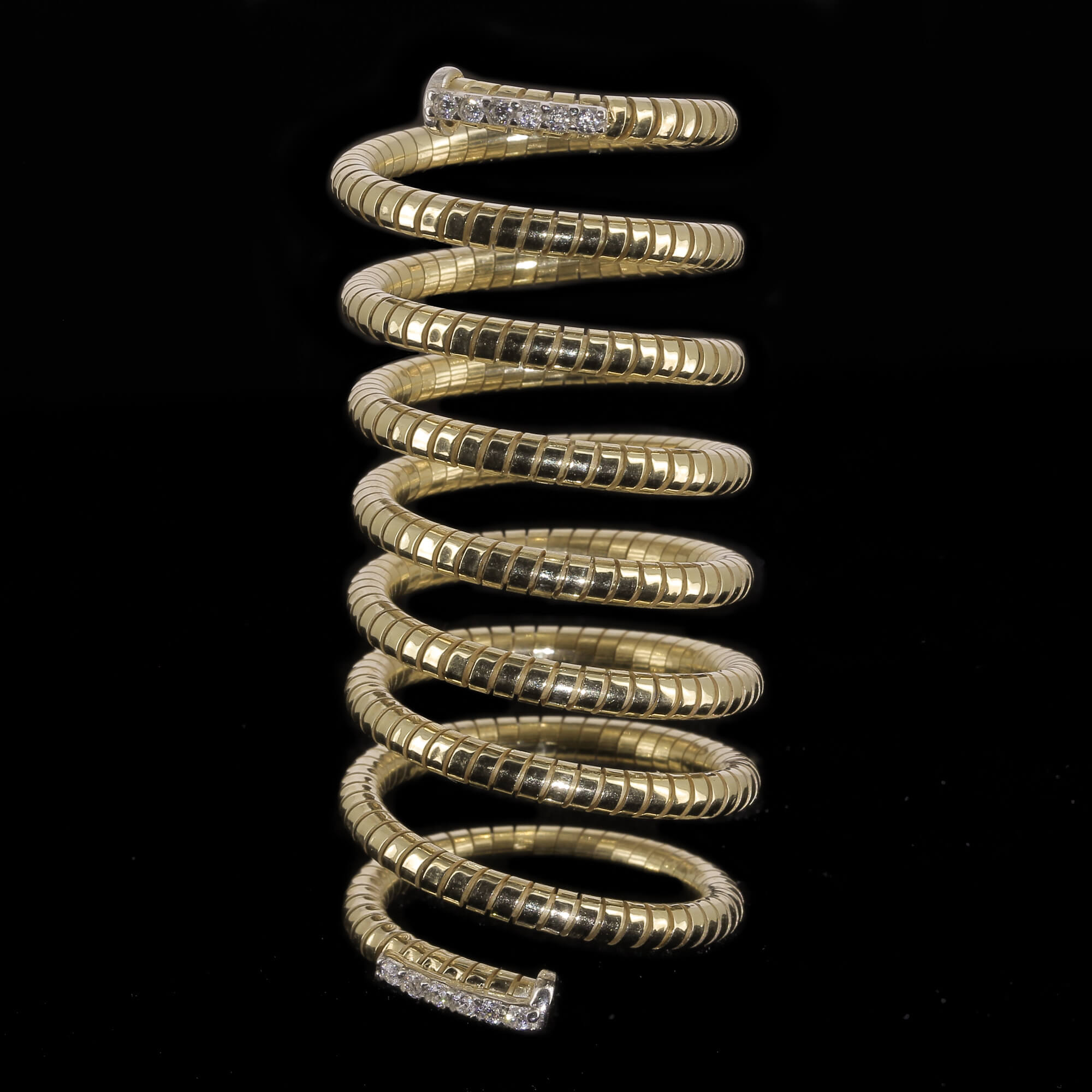 Vergulde en spiraalvormige ring met zirkonia