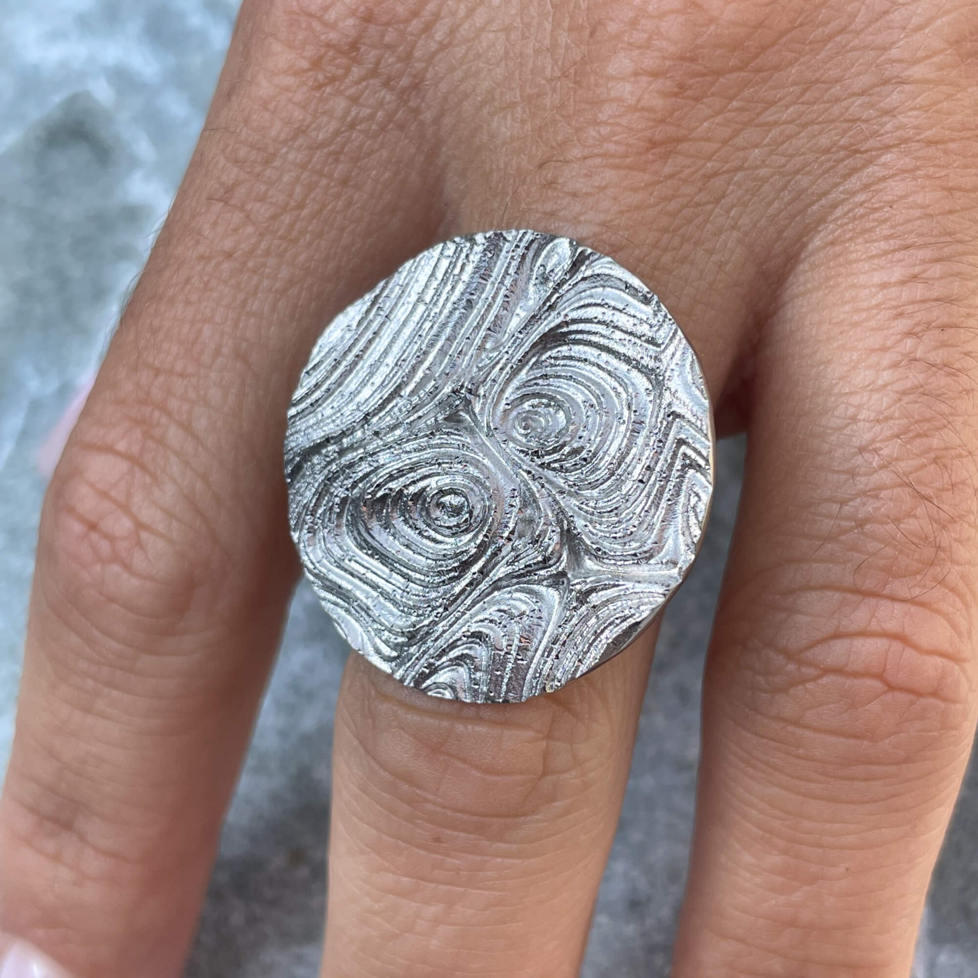Bewerkte ronde ring van zilver