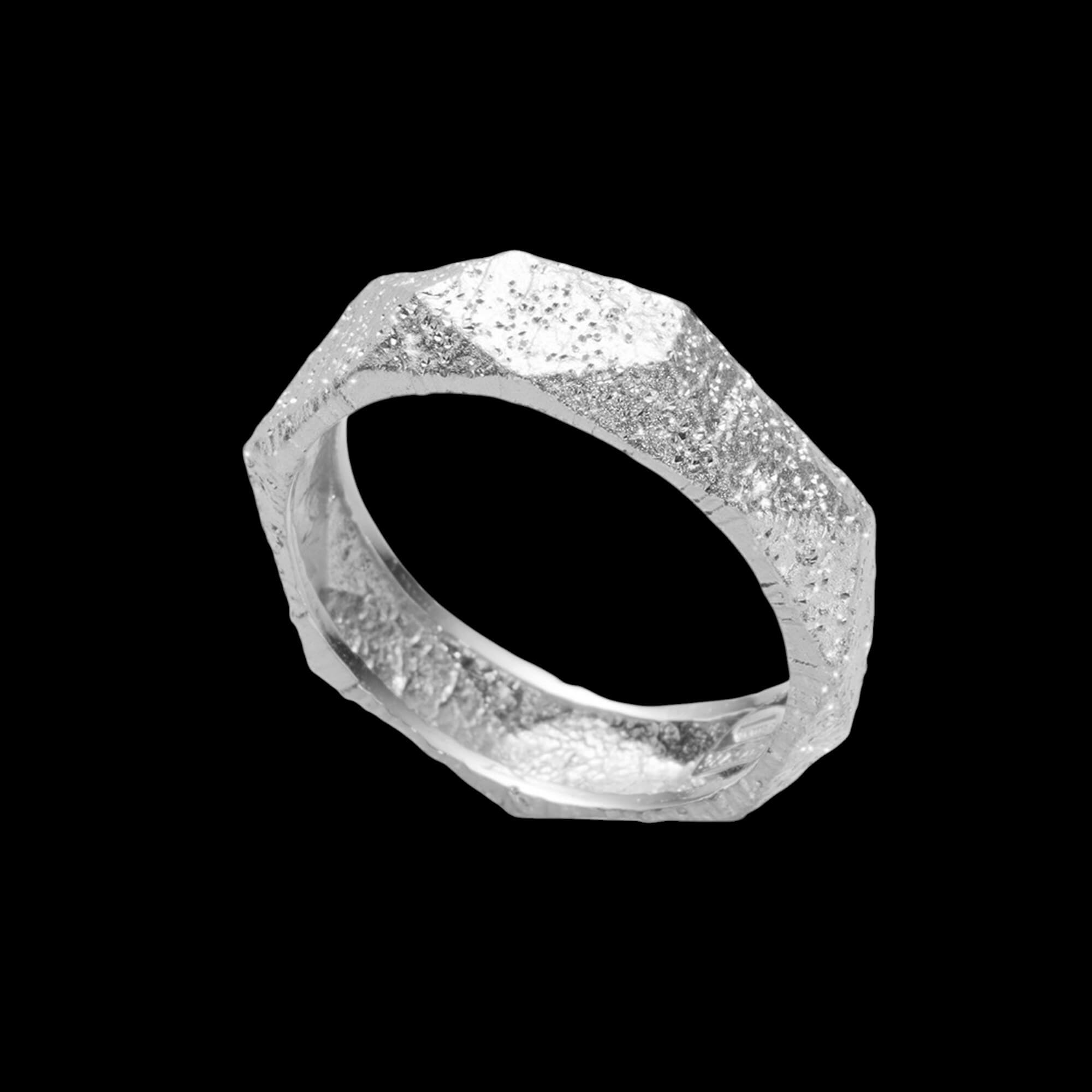 Zilveren smalle ring met een organische steenlook