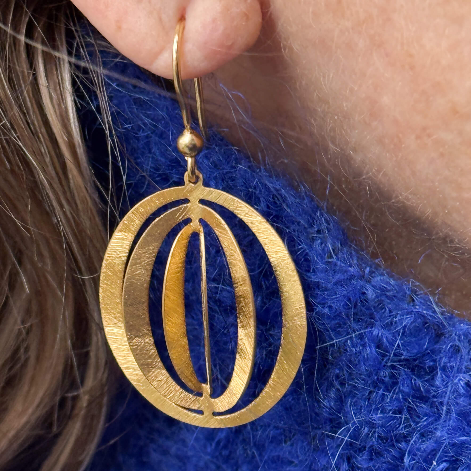 Boucles d’oreilles dorées ajourées avec crochet