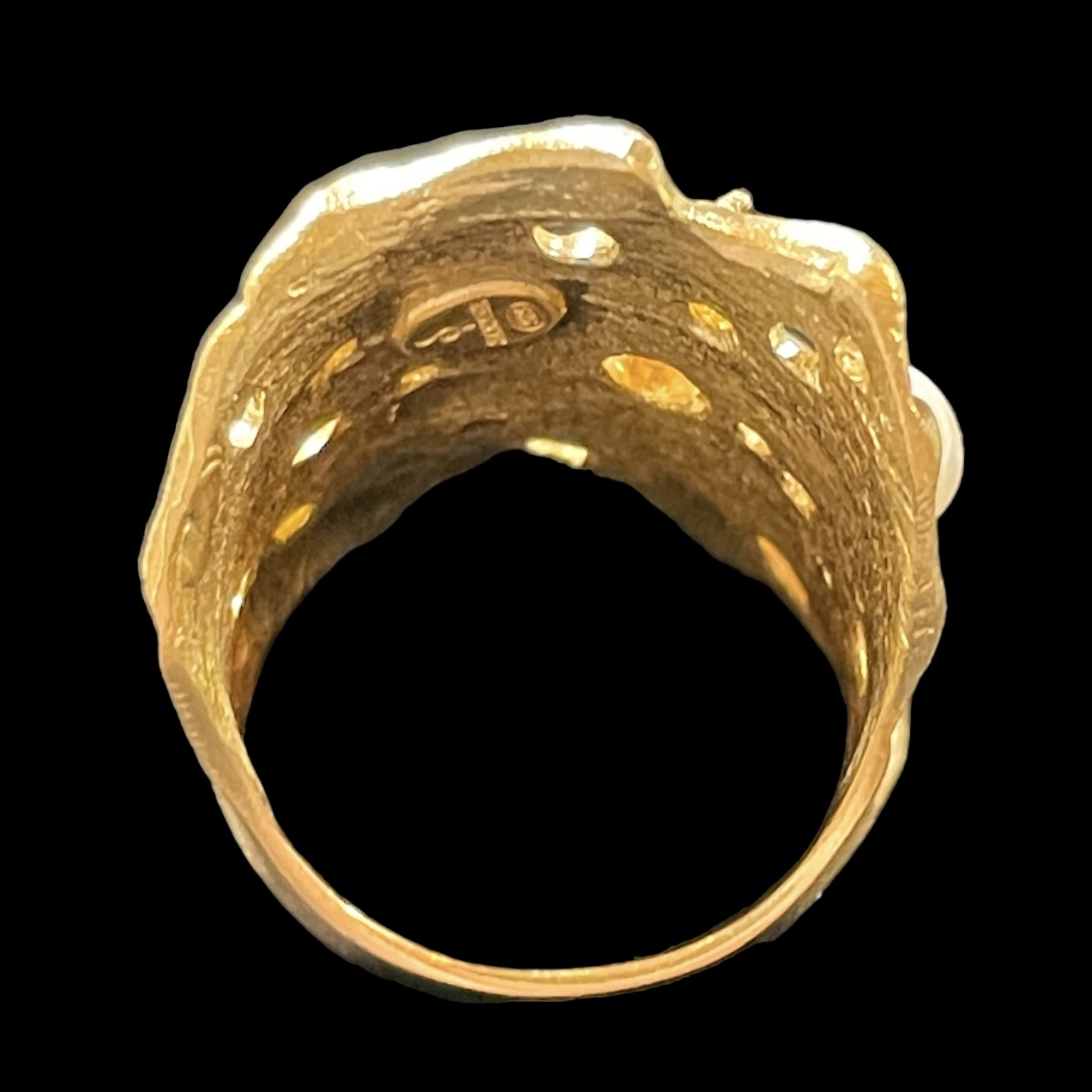 Brede en matte vergulde ring met parels en kleurstenen